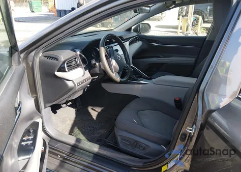 2020 Toyota Camry Le z USA, uszkodzony, nr VIN 4T1C11AK8LU896640